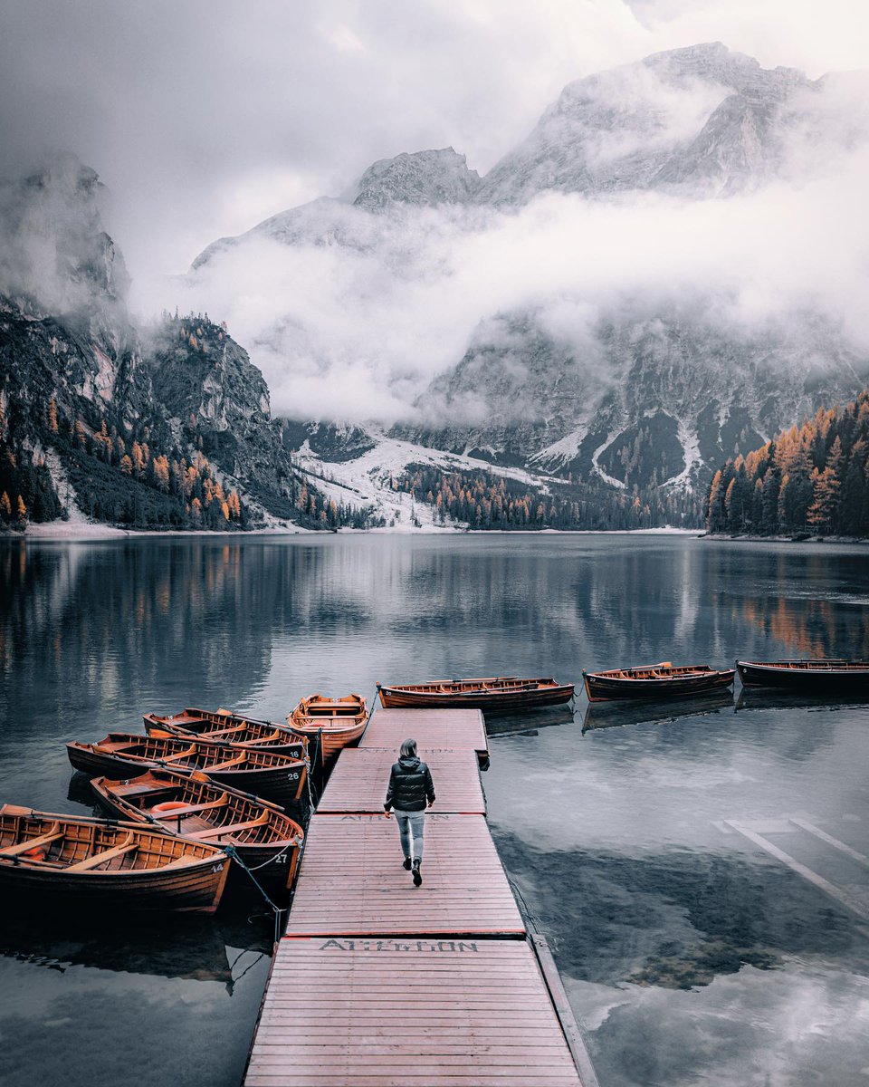 Love this light on the mountains here on Lago di Braies . 
#hellofrom #lensdistortions  #greatnorthcollective #naturephotography #earth #folkportraits  #folkscenery #southtyrol #earthpix #earth_deluxe #roamtheplanet #exploretherewards  #themoderndayexplorer