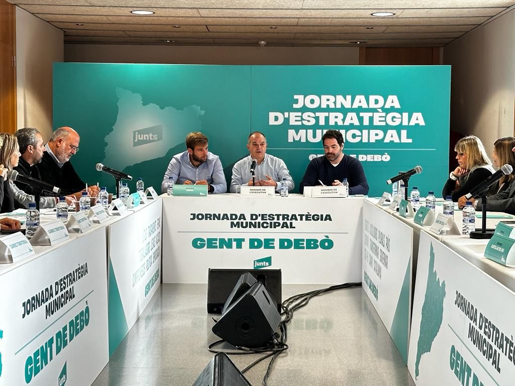 JuntsXCat's tweet photo. 📸 Avui Berga, capital del Berguedà, acull una nova jornada d’estratègia municipal, aplegant diferents càrrecs electes de la comarca.

👥 El secretari general @jorditurull ha participat a la jornada. També hi han participat el responsable de política municipal, @davidsaldoni; el diputat de @JuntsxCatMadrid, @PujolBonell; i el diputat provincial @ramonbacardit.