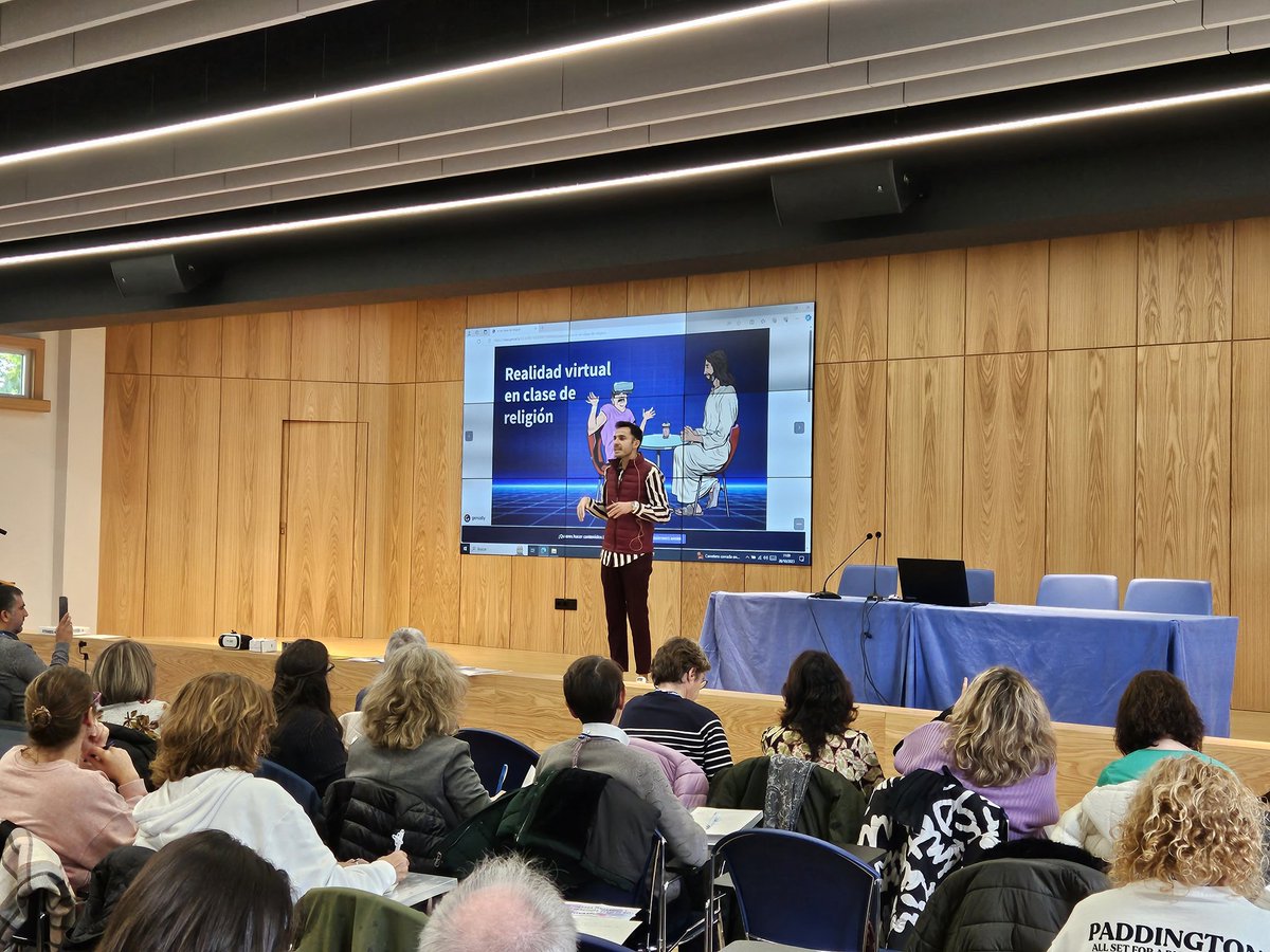pedrolupi's tweet photo. La tercera!! #innovareli23 Una buena práctica con Juan Francisco Vico "Realidad virtual y aumentada en clase de religión https://t.co/97ZZC2z6EX
