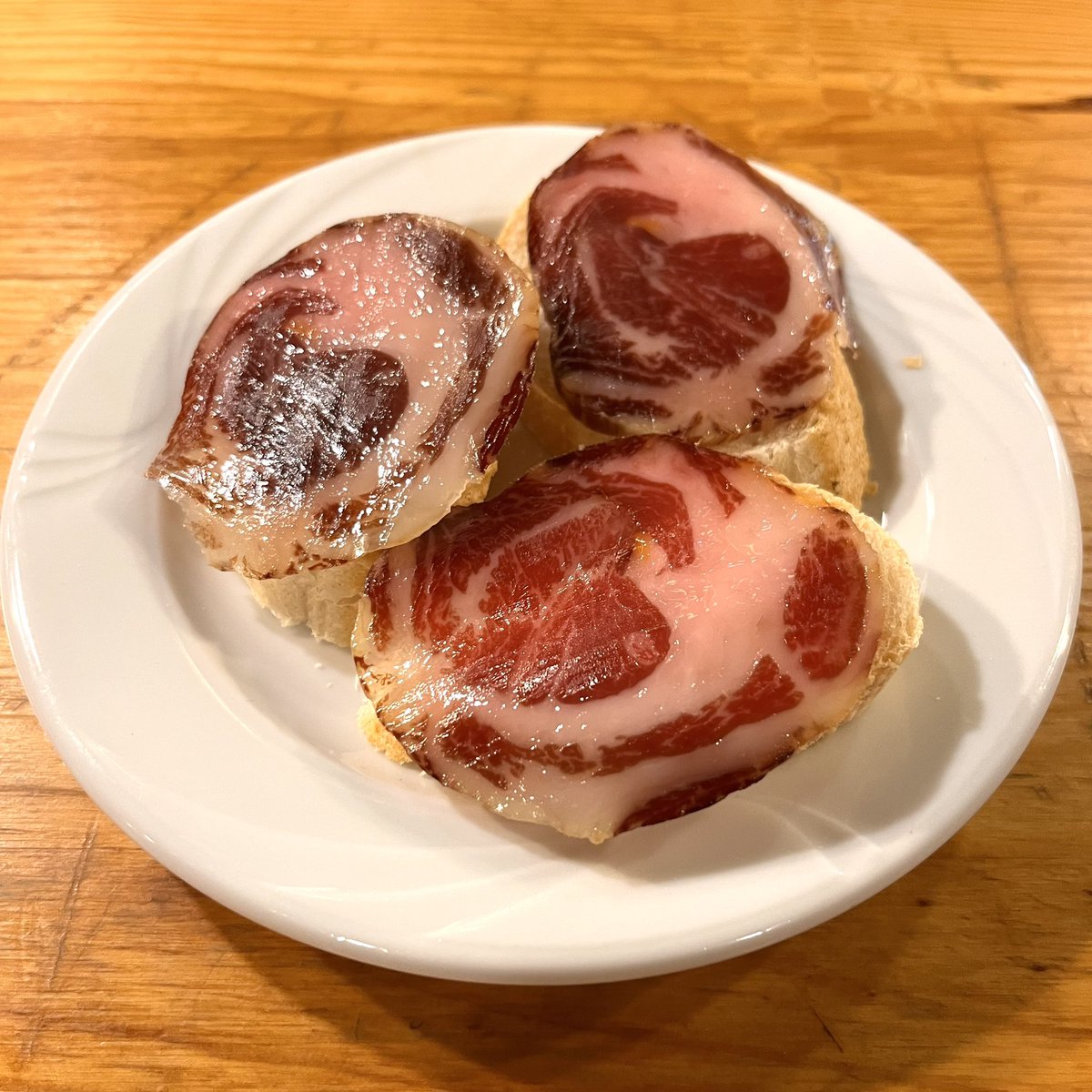 Ojo, que al lomo le ha salido una sabrosa competidora. La ‘coppa’ ibérica

Hecha con el cabecero o punta de la paletilla y secada con brasero de leña de encina. Esta, que hace la gente de ‘Viejo Jamón’ de Fregenal, es una absoluta barbaridad

💚🤍🖤