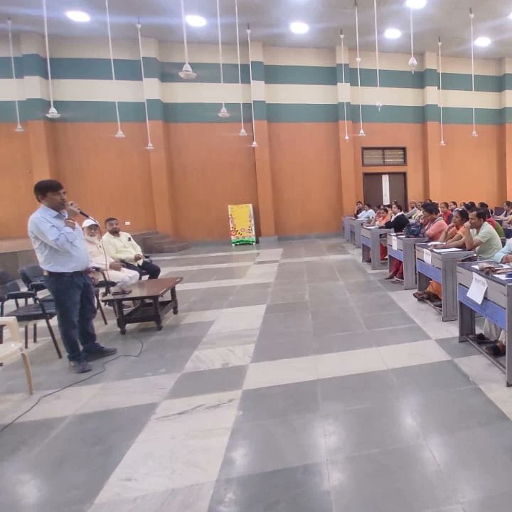 aeroac55's tweet photo. A training programme of all BLOs and BLO Supervisors is organised in RSBV, BLOCK-27, TRILOKPURI BY Sh. Rajendar Kumar, SDM(PV)/ERO, AC-55 Trilokpuri @CeodelhiOffice @ECISVEEP @dmeastdelhi https://t.co/aM4b4liFzD