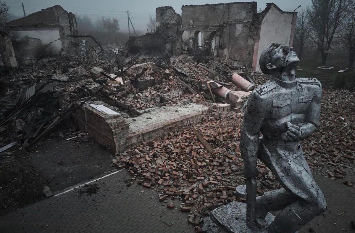 This is #Avdiivka, #Donetsk region, east #Ukraine, in October 2023. Pre-war population: 32,000. Residents remaining now: ~1,000. #Russia is destroying yet another Ukrainian city by conducting constant shelling of residential areas.