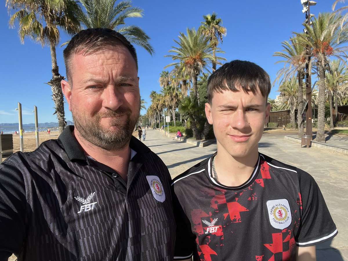 Davidcarson1981's tweet image. Super away day. Cmon you reds. Supporting from Salou. UTA 🔴⚪️@crewealexfc