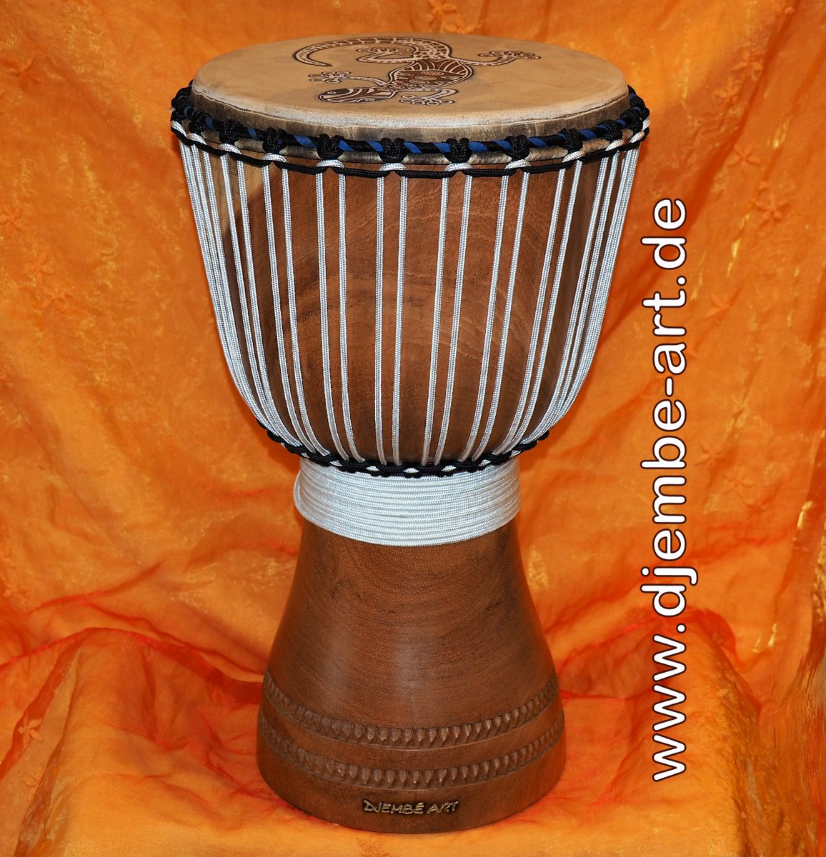 XL Solo Djembe, Agamura, aus der Djembé Art Meisterwerkstatt, Handpainted artwork by Martina Grosvenor
djembe-art.de/djembe-trommel…