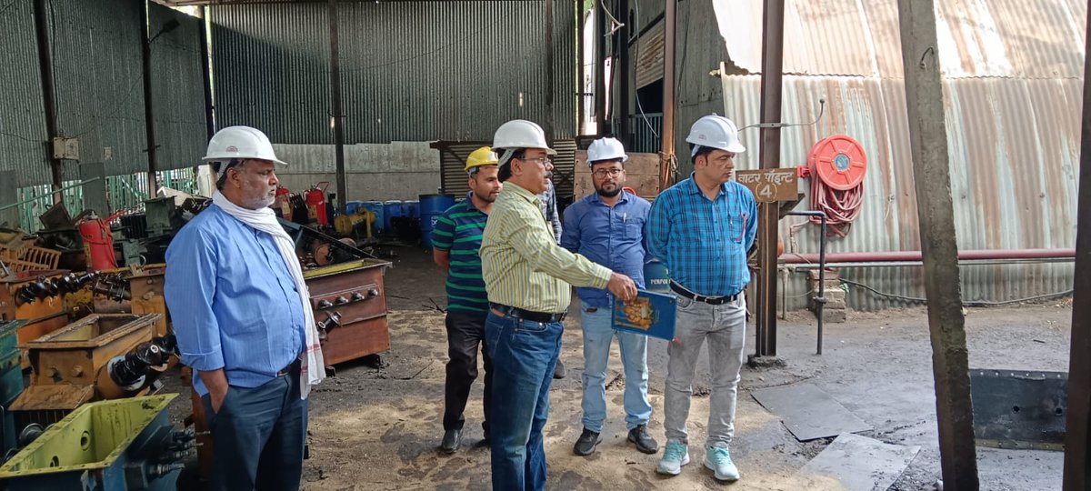 आज कार्यशाला हाथरस पर आदरणीय अधिशासी अभियंता महोदय द्वारा निरीक्षण किया गया जिसमें आगामी त्योहारों से पहले अधिकतम रिपेयरिंग व किट्टी मेंटेन करने तथा कार्यशाला की साफ सफाई व फायर प्रोटेक्शन पर विशेष ध्यान देने हेतु निर्देश दिए <a href="/EwdEe58123/">EE EWD ALIGARH</a> <a href="/MDDVVNL/">MD DVVNL AGRA</a> <a href="/DvvnlDirectorT/">Dvvnl Director Technical, B M Sharma</a> <a href="/dvvnlhathras/">DVVNL HATHRAS</a>
