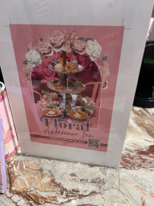 お土産の何かの作品のコラボのケーキ。店内めっちゃ可愛かったから今度はアフタヌーンティーしたい 