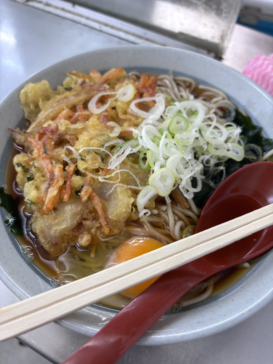 電車遅れでお腹空いた！という事で、生まれてはじめてホームの立ち蕎麦を食べたよ、美味しかった。
#おひとり様が苦