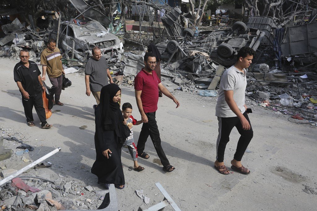 BPINewsOrg's tweet image. First images from Gaza post-bombardment show families navigating through areas of destruction. Associated Press photographers in Rafah capture scenes of devastation, including ruined buildings and overturned vehicles. #GazaAftermath #Bombardment #Gaza