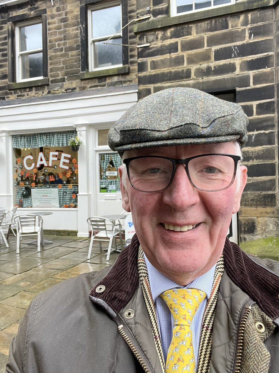 mcdermottkc_'s tweet photo. Needed a new hat since I lost one … in Yorkshire … so naturally bought a flat cap !! #sidscafe #holmfirth https://t.co/lZZSRf6L4t