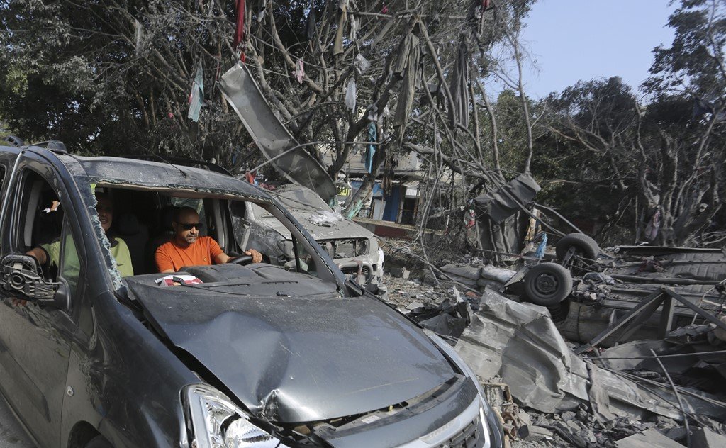 BPINewsOrg's tweet image. First images from Gaza post-bombardment show families navigating through areas of destruction. Associated Press photographers in Rafah capture scenes of devastation, including ruined buildings and overturned vehicles. #GazaAftermath #Bombardment #Gaza