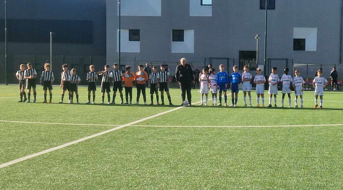 GiovaniBN's tweet photo. ✅ #Juventus, i Pulcini 2014 (#Under10) di Mr. Saporito superano in campionato 6-5 la #Siport U11.
⚽️⚽️Gemello
⚽️⚽️Ciani
⚽️Kouyate
⚽️Tubia
👊 #ForzaJuve ⚪️⚫️ https://t.co/WqiKTSTL86 https://t.co/HdY1NbtYOm