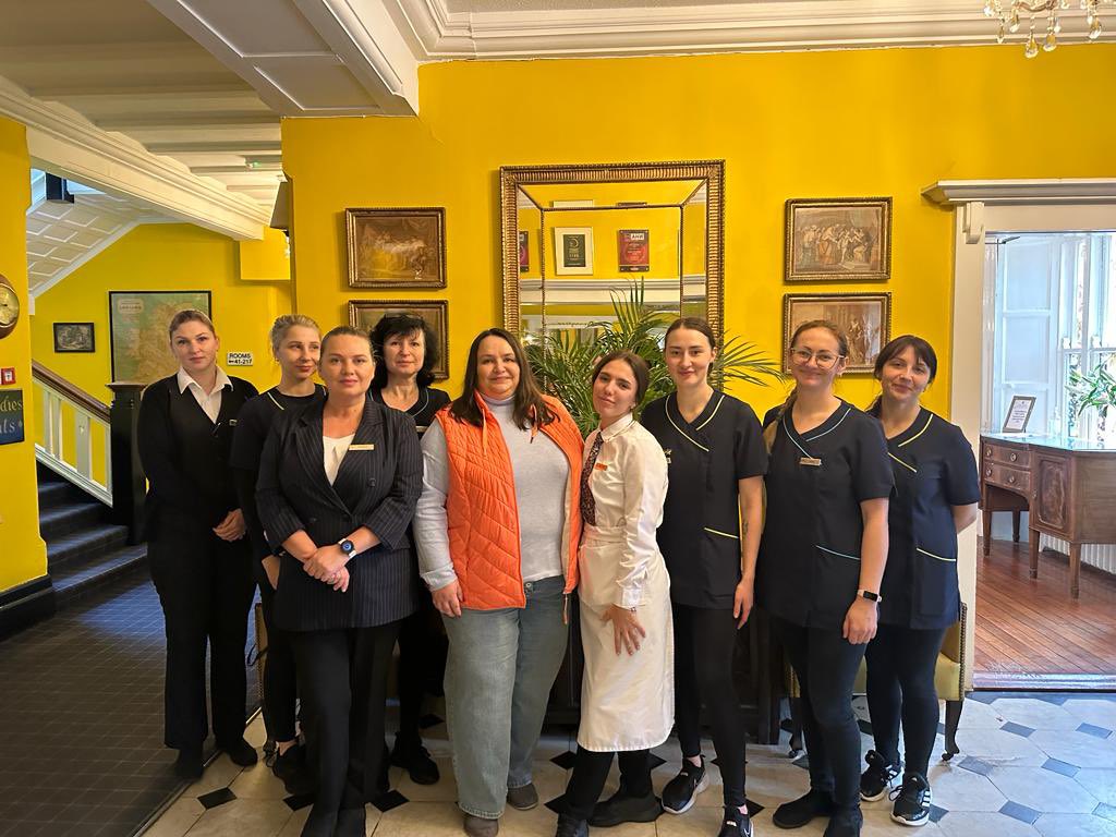 We were delighted to have the Ambassador of Ukraine to Ireland <a href="/GeraskoLarysa/">Larysa Gerasko</a> staying with us last night. This morning she met with some of our wonderful Ukrainian staff, Oksana, Olesia, Lesia, Katya, Olena and Viktoriya 🇺🇦🇮🇪
 
#thedunraven #adare #limerick