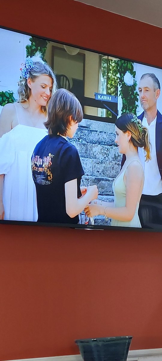 naturetalk_boy's tweet photo. @Kevin_McCloud Now that's what I'd call an asshole of a kid. Make zero effort for your new families big day #granddesigns #genz #holeintheground #kevinmcloud https://t.co/NY0v6lvjBQ