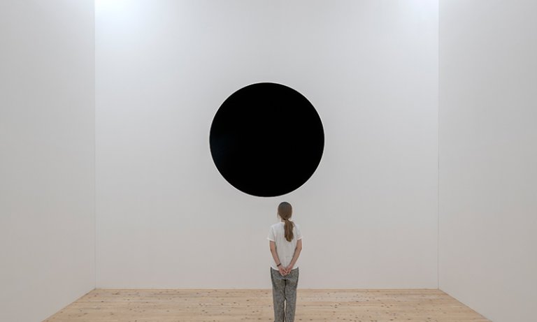 “#AnishKapoor. Untrue Unreal” en @palazzostrozzi hasta el 4 de febrero. Curador @ArturoGalansino Exploración del territorio de lo improbable e irreal a través de instalaciones monumentales y ambientes íntimos. Para conocer sobre él en el @FondoDocArteCon👉lc.cx/qO61LV