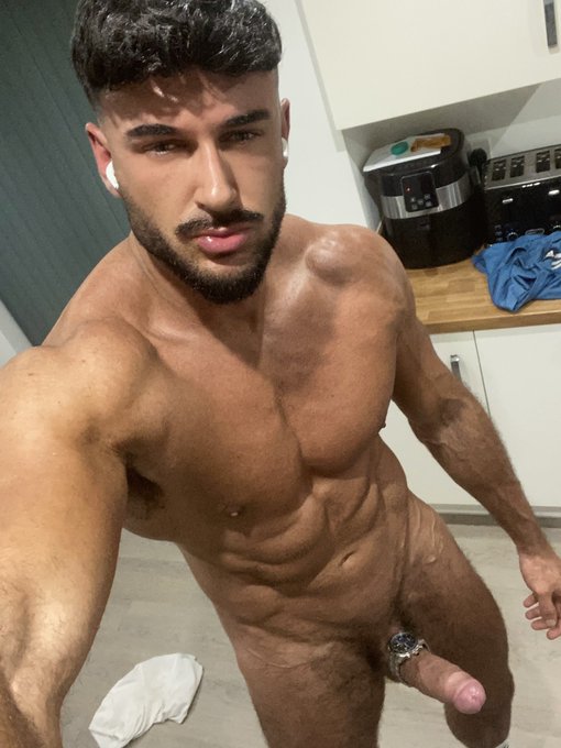 Get close enough to tell me the time⌚️ https://t.co/TthqxpRcoy