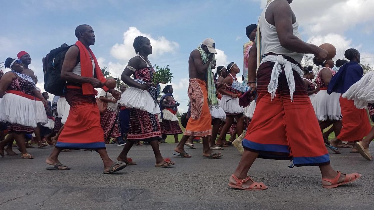 JukwaaArts's tweet photo. …and we have arrived at the ‘groom’s home. Such a colourful celebration of our cultures and ceremonies.
Our ChimidziMidzi project is working to archive these ceremonies to ensure we dont lose our heritage.
@ignite_ea 
#LearnItKnowItKeepIt
#YaKayaTunukuuYafikieWajukuu https://t.co/F4rRMR7QTh
