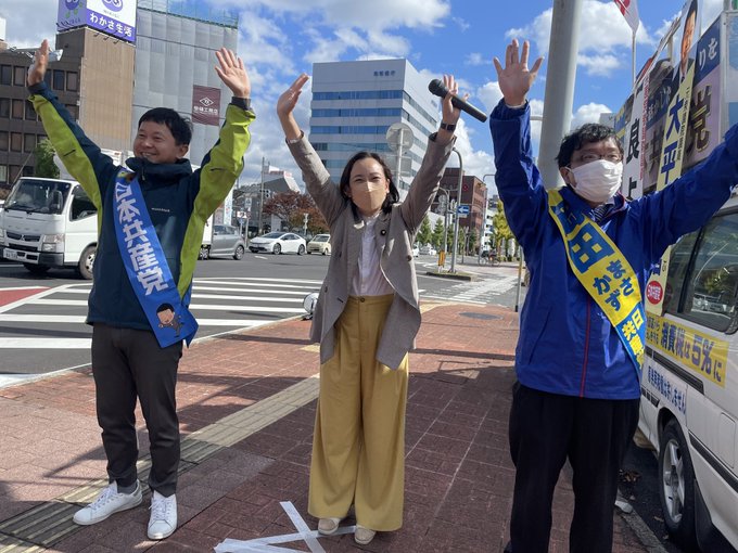 鳥取駅前にて参加者の声援にこたえる弁士。左から大平、吉良よし子参議院議員、岡田まさかず鳥取１区予定候補。