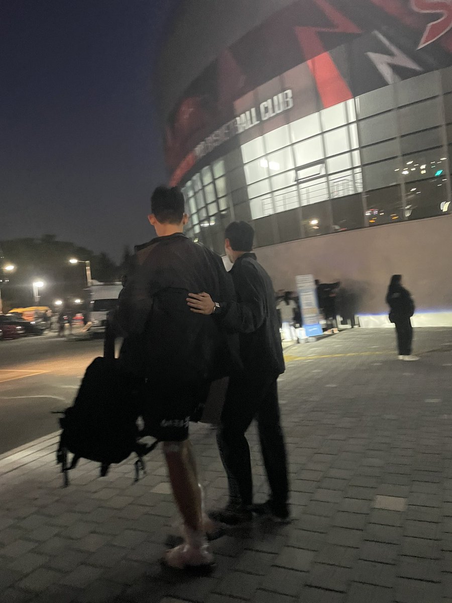 잡혀가는 것도 열정적으로