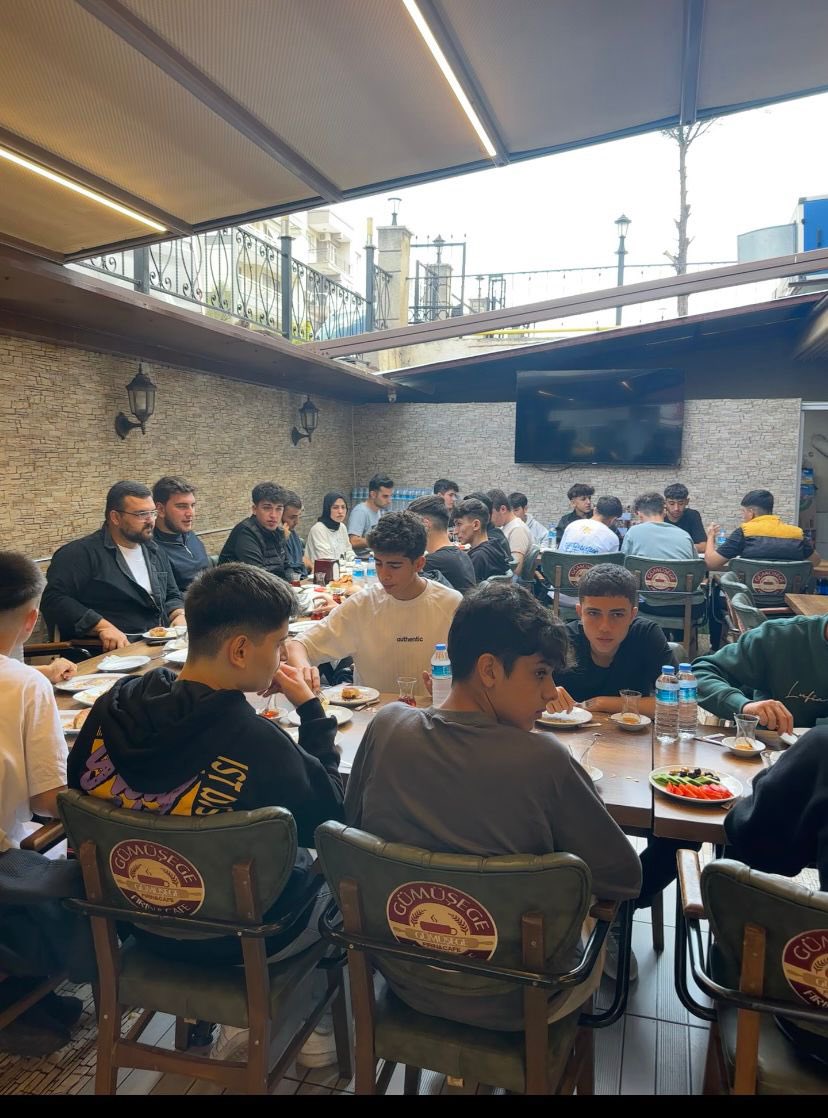 YeniSecmenIzmir's tweet photo. 📍Karabağlar 
İl Yeni Seçmen Başkanımız Yiğit Küçükali ile Birlikte Karabağlar Yeni Seçmen Teşkilatımızın Kahvaltı Programına Katılım Sağladık. https://t.co/WvB4s8Fh0M