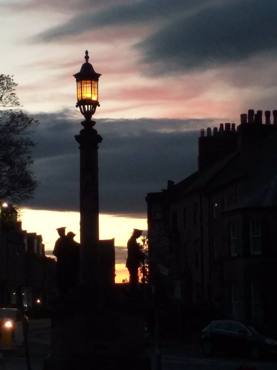 Alnwick War Memorial at sunset.
#LestWeForget 

Picture taken in April 2023.

@VisitAlnwick @AlnwickCivicSoc @PoppyLegion