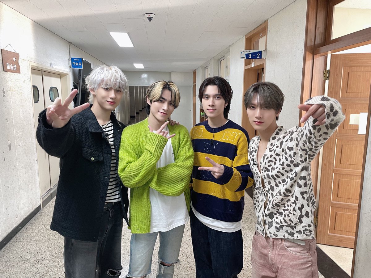 WayV_official's tweet photo. As exchange students, we really enjoyed our school life here in #동네스타K3 🤣 It was a huge fun to chat with our new friend Jonathan and we were so glad that we got the chance to sing our new song to you all! Hope everybody like it☺️ 

#동네스타K3 에서 교환학생으로 학교 생활 잘 즐기다 왔습니다! 새로운 친구 조나단과 재밌게 이야기 나누면서 저희 신곡도 들려드릴 수 있어 너무 좋았는데요! 여러분도 함께 즐겨주셨으면 좋겠습니다☺️

我们作为交换生去 #동네스타K3 度过了一段愉快的校园生活🤣跟新朋友Jonathan聊得很开心，也很高兴能给大家听我们的新歌！希望大家都能喜欢哦☺️

#TheKStarNextDoor
#WayV #威神V 
#OnMyYouth #遗憾效应
#WayV_OnMyYouth 
#WayV_OnMyYouth_遗憾效应