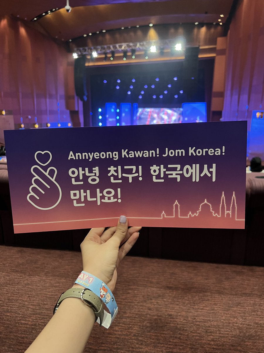 And we are inside of the concert hall! Free banners for the concert 🤩

#KoreaTravelFest2023 #KTO_Malaysia #VisitKoreaYear #VisitKoreaYear2023 #RideTheKoreanWave #AnnyeongKawan