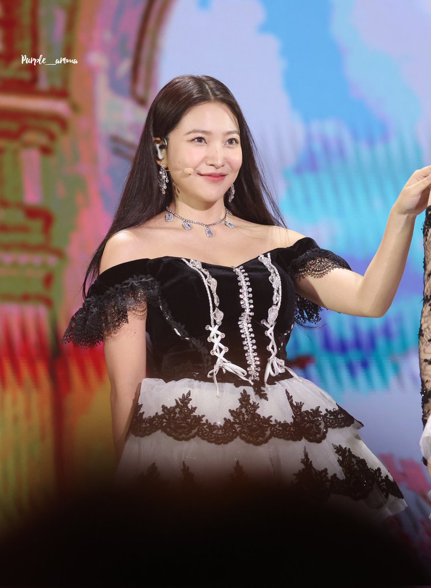 dreynalla's tweet photo. ㅤ
ㅤ
Ia berdeham, kemudian mengeratkan genggamannya pada mikrofon. "Lona harap semuanya bisa ikut menikmati setiap rangkaian yang disiapkan sama FLAWSOME hari ini. Pastinya, semuanya tetep harus menjaga keamanan dan kenyamanan satu sama lain, ya?" 
ㅤ
ㅤ https://t.co/2vSC62H3Ik