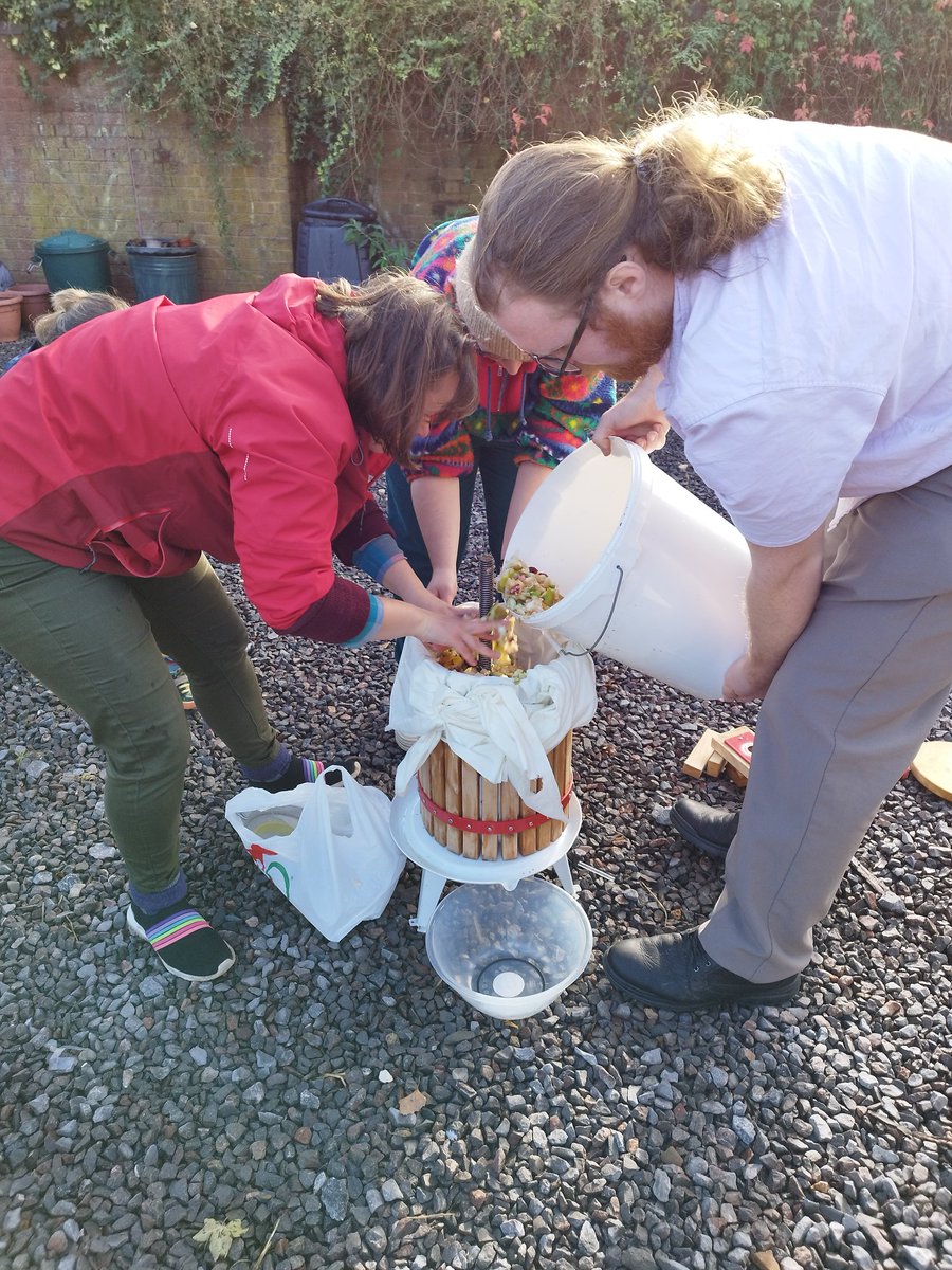 Fun day at <a href="/OrchardCdf/">Orchard Cardiff</a>'s apple day at <a href="/railwaygardens/">Railway Gardens</a> pressing apples, tasting apples and taking the quiz. On until 1pm🍎🍏