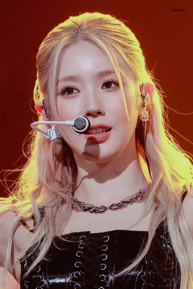 ͏ ͏ ͏
"Aku jujur bahagia banget bisa ngerayain ulang tahun FLAWSOME yang ketiga bareng kalian semua. Jujur, seneng banget liat antusiasme kalian juga."
͏ ͏ ͏