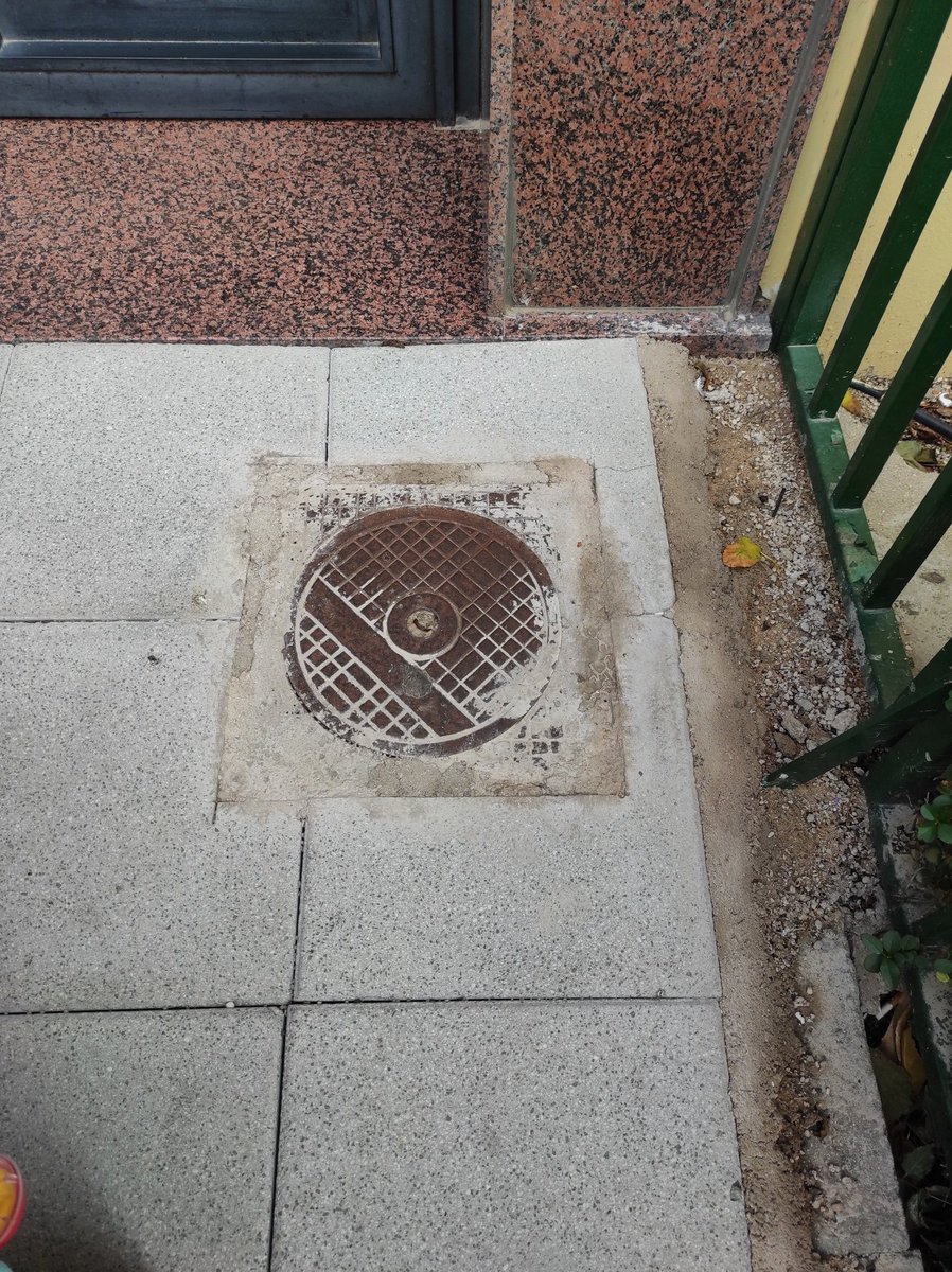 sirfuentes7's tweet photo. 👋 @Ayto_Coslada, tras más de 5 meses de obra por el barrio de los Ríos, creo que recoger basura generada, terminar bien los trabajos y retirar elementos peligrosos para niños/animales sería un buen signo de trabajo bien hecho. Ejemplos en Calle Miño 📸 https://t.co/Cni0KCYTLE