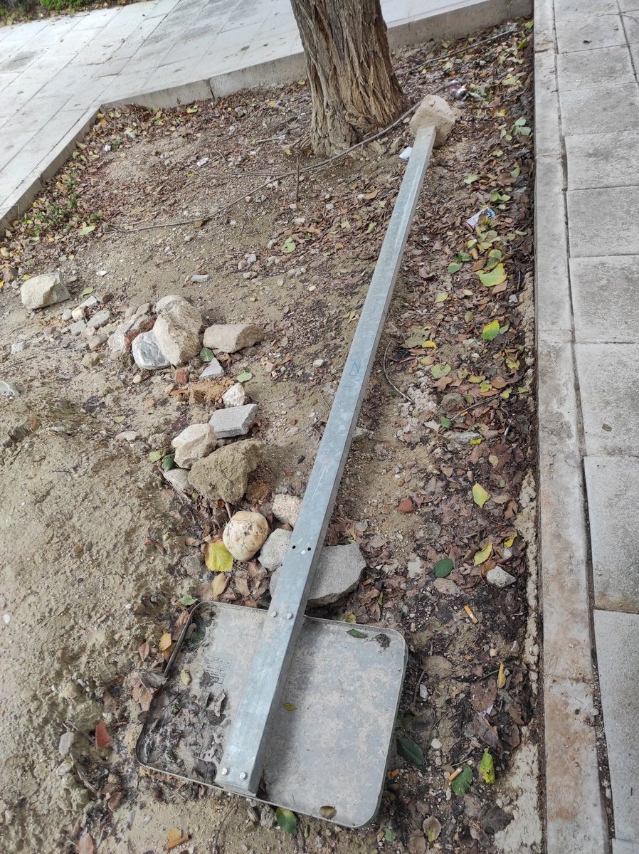 sirfuentes7's tweet photo. 👋 @Ayto_Coslada, tras más de 5 meses de obra por el barrio de los Ríos, creo que recoger basura generada, terminar bien los trabajos y retirar elementos peligrosos para niños/animales sería un buen signo de trabajo bien hecho. Ejemplos en Calle Miño 📸 https://t.co/Cni0KCYTLE