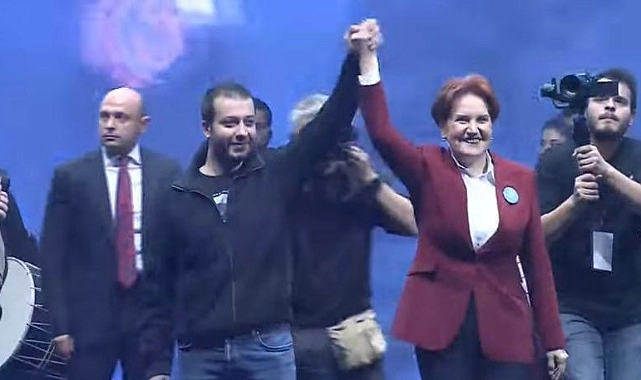 Meral Akşener: 'Bir taraf daha Türklüğe olan düşmanlığını bile gizleyemezken; bir yandan meydanlarda utanmadan milliyetçilik nutukları atıp, diğer yandan da mevzu zülfü yâre dokunduğunda milliyetçiliği ‘suç’ unsuru sayıyor. Batuhan sığınmacılara laf ettiği, milliyetçiliği…