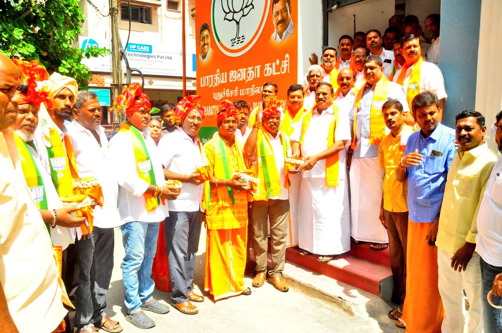 BJP4Puducherry's tweet photo. புதுச்சேரி பாரதிய ஜனதா கட்சி தலைமை அலுவலகத்தில் மாநில தலைவர் திரு.@SelvaMPPY அவர்கள் "என் மண் என் தேசம்" கலச யாத்திரையை துவக்கி வைத்தார்.
இந்நிகழ்ச்சியில் சிறப்பு அழைப்பாளராக அமைச்சர்கள் திரு.@ANamassivayam அவர்கள் திரு.@AKSaiJSaravanan அவர்கள் மற்றும் சட்டமன்ற உறுப்பினர்கள் நிர்வாகிகள் கலந்து கொண்டனர்.