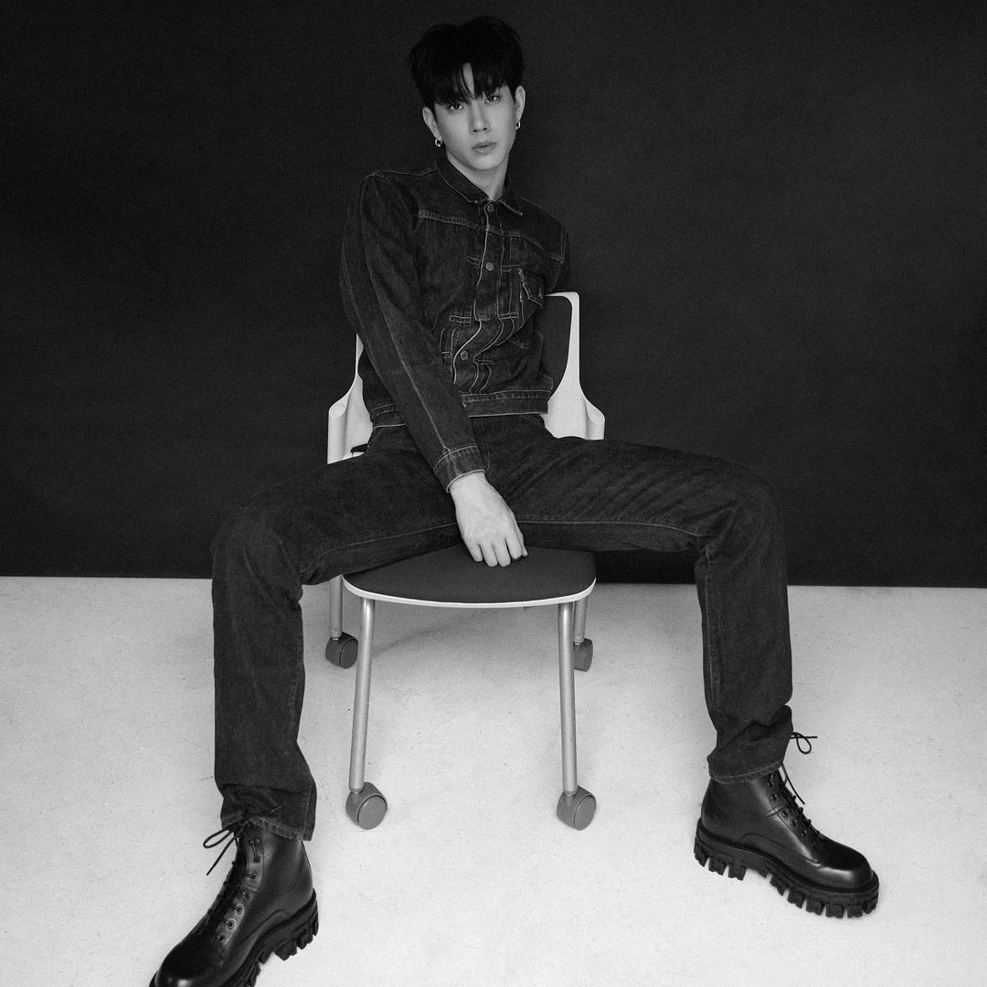 tumcialupdates's tweet photo. [Off IG Feed Update]
28102023

may i take this seat? 🔥✨🖤

#TumcialIGFeedUpdates
#VersaceFW23
@off_tumcial #ออฟจุมพล #OffJumpol #Tumcial https://t.co/51RnNIZhQa
