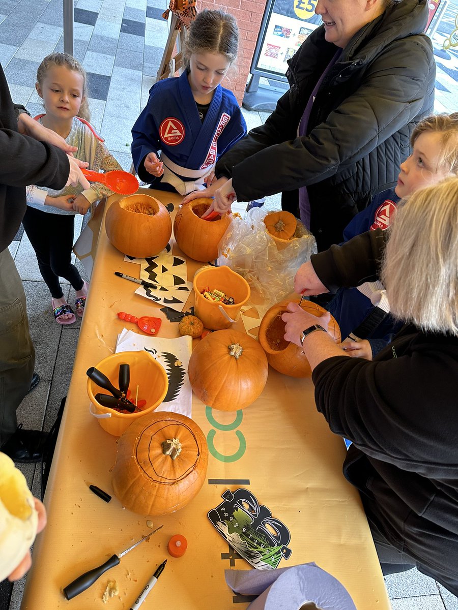 Here today at our <a href="/mycoopfood/">Central Co-op Food</a> #BoleyPark store in #Lichfield carving free pumpkins 🎃 with the little people of the community #LetsCooperate #Spooky