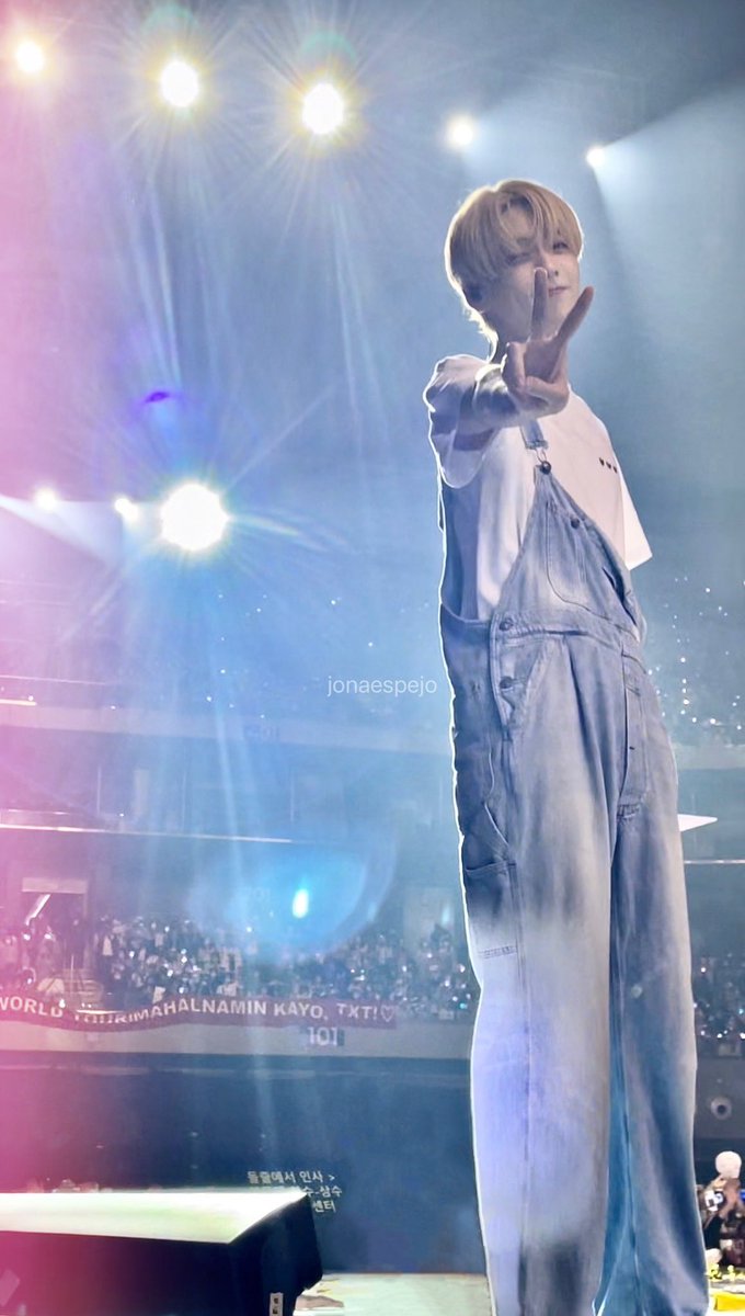 Seokjinniepops's tweet photo. It’s been a year since ino-OMG ko si Soobin🤣😂 Grabe sa sobrang kilig ko puro OMG nasabi ko sa kanya after he read my banner and responded to it with a wink,peace out &amp; “Gomawo” why leaning towards me🥹 #actlovesickinmnl 
@TXT_members 💚💚💚 https://t.co/sGYphTkX2g