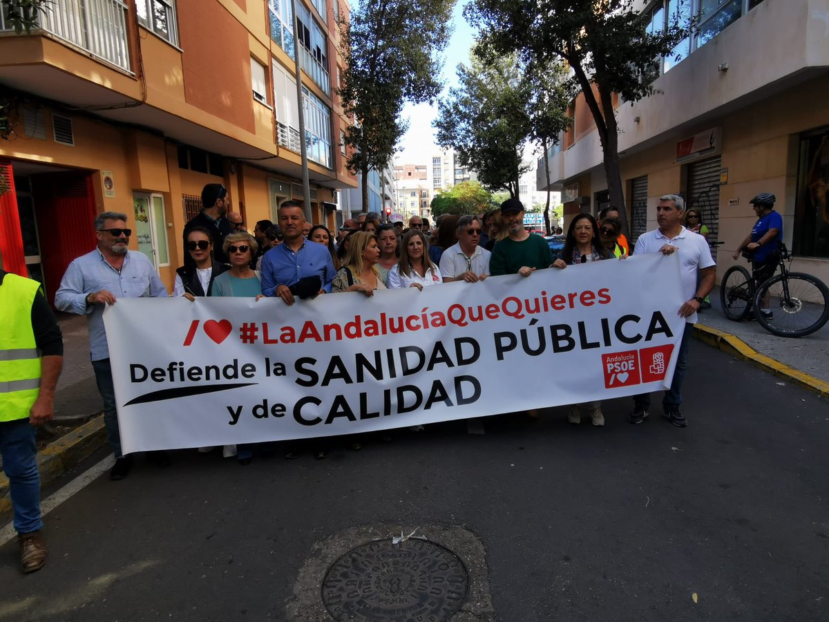 psoecadiz's tweet photo. 🌹La diputada en el Congreso, @_MamenSanchez junto a la parlamentaria andaluza, @Irene_Garcia_M , así como el portavoz municipal @OscarTorresCFS , concejales y otros miembros de la dirección provincial y local participan en la manifestación en defensa de la sanidad pública. https://t.co/Mn8qpWduSB