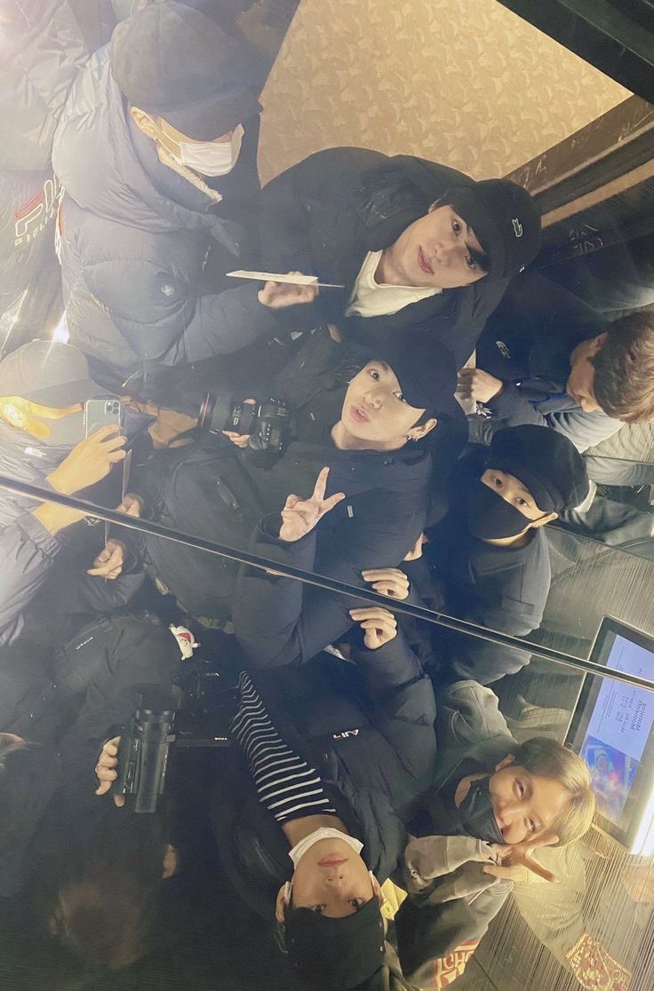 hhusiast's tweet image. and what if i cry.. 🥺😭💗

#BTS #SEVENTEEN #BTSVT