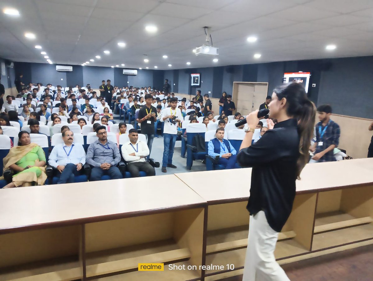 rkgit_'s tweet image. The Department of Computer Science and Engineering has organized an Expert Talk on &quot;DSA&quot; by Ms. Urvi Goel, Senior Software Engineer at MICROSOFT &amp;amp; DSA Educator at PHYSICS WALLAH in collaboration with the CSSS. Glimpses of the event...
#Microsoft #physicswala #RKGIT #rkgitian