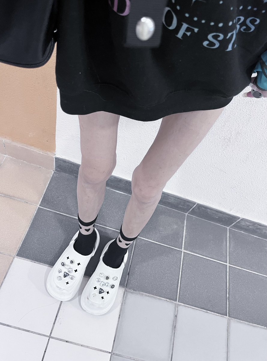 baniievaa's tweet image. i gained sm body image is awful.