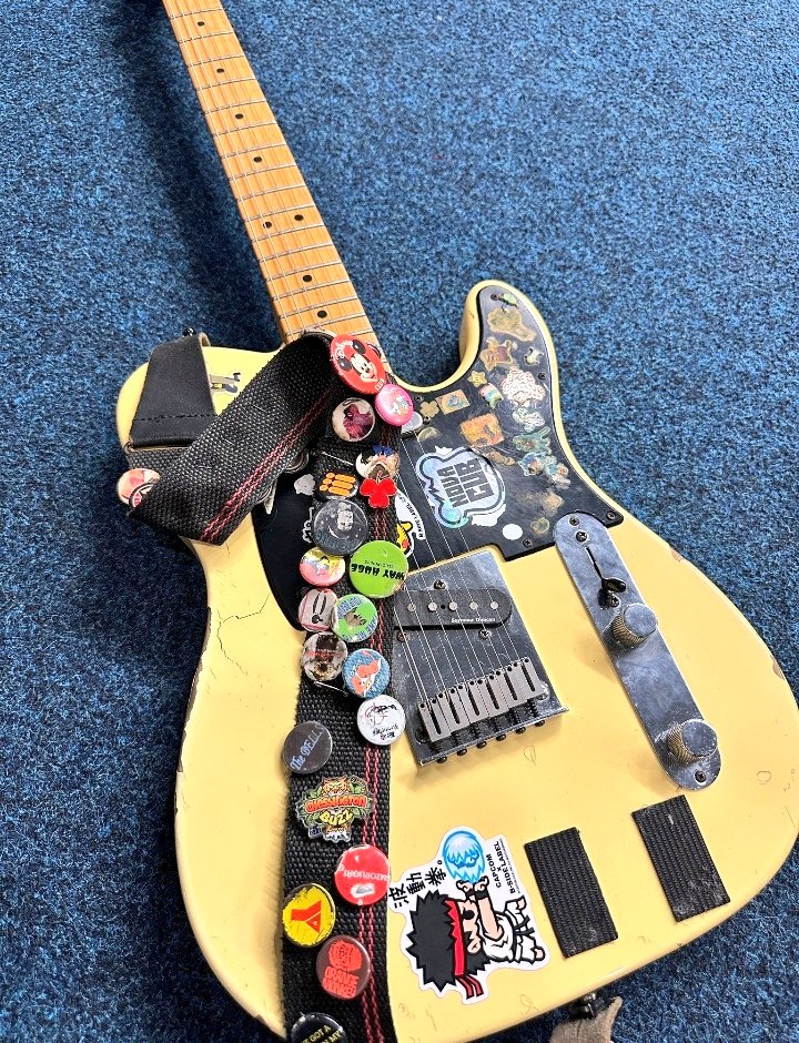 Have you got your Chessington Buzz badge yet? Lets see them! We have dished them out to staff, fans & friends alike so far It'll take something though to beat this! Pride of place on the guitar of Russ from Bloc Party! A great guy, musician & Buzz fan @TheJ_Russ @BlocParty