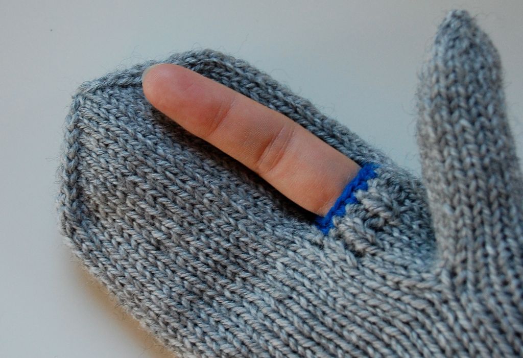 knithacker's tweet photo. Mitten For a Photographer - Great KnitHack and the Pattern is FREE! π https://t.co/9y1sbdtNZX #knitting #freepattern #giftforphotographer π·π§Ά https://t.co/KTUMBqZR4v