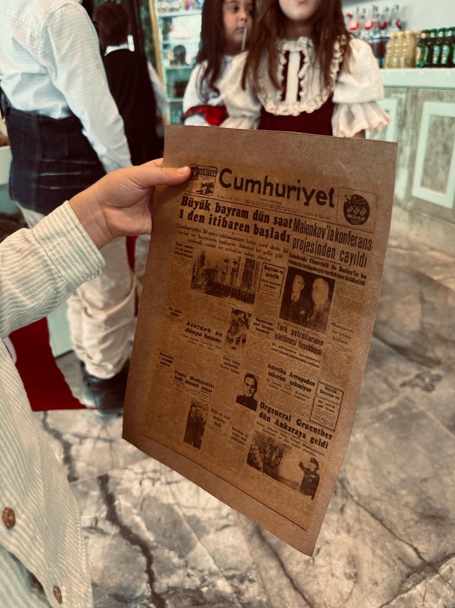 🇹🇷Yalova’da okul öncesi öğrencileri Cumhuriyet'in ilanını duyuran temsili gazete dağıttı

"Yazıyor, Cumhuriyet'in ilan edileceği yazıyor!"