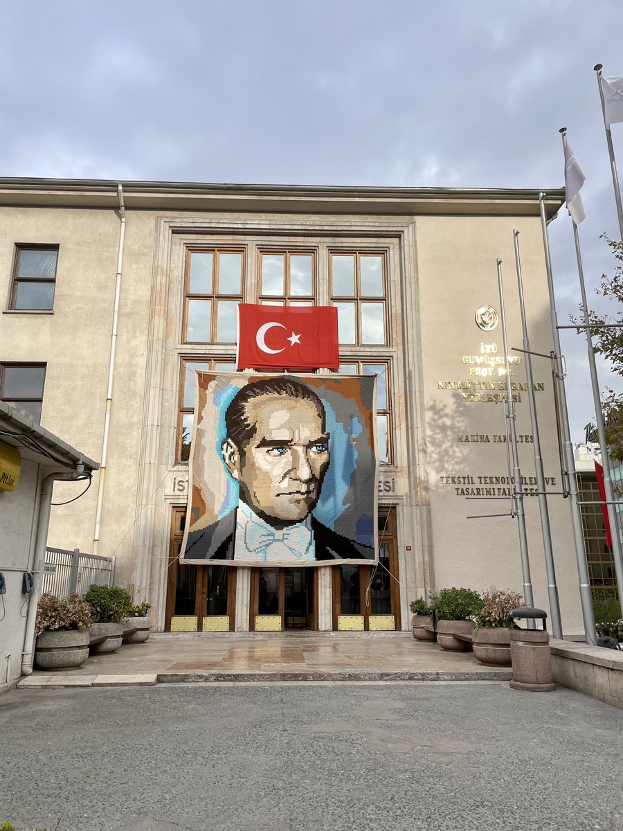 İTÜ'de kırmızı ve mavinin en güzel tonları… 🐝👁️

📸 | <a href="/itu_makina/">İTÜ Makina Fakültesi</a>