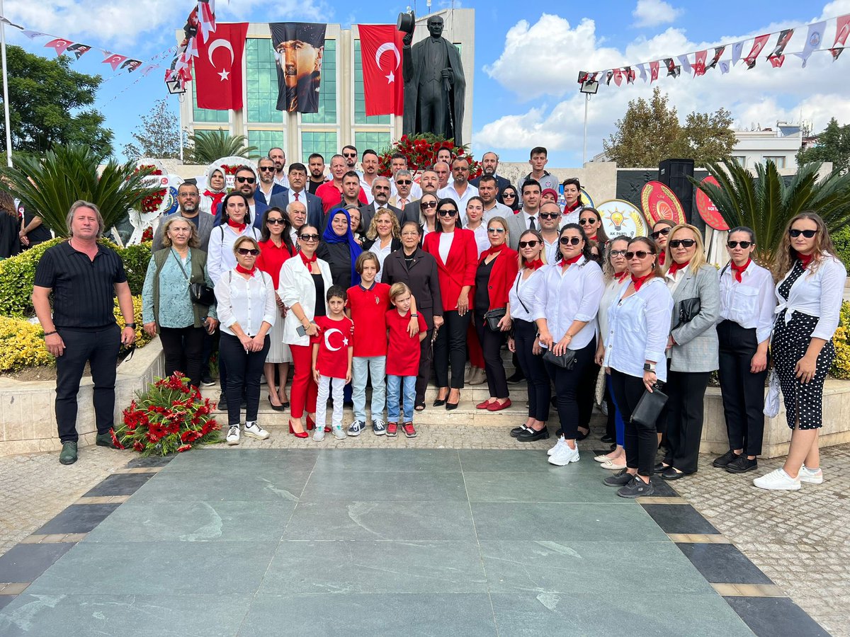 akparti_selcuk's tweet photo. 29 Ekim Cumhuriyet Bayramı'nı kutlama etkinlikleri kapsamında, Selçuk Atatürk anıtında düzenlenen çelenk sunma törenine ilçe teşkilatımız ve Cumhur ittifakı olarak katılım sağladık.
29 Ekim Cumhuriyet Bayramı’mızın 100.Yılı kutlu olsun.@Hakanbayrakli35 @Bilalsaygili @akpartiizmir https://t.co/Yse3OInoAL