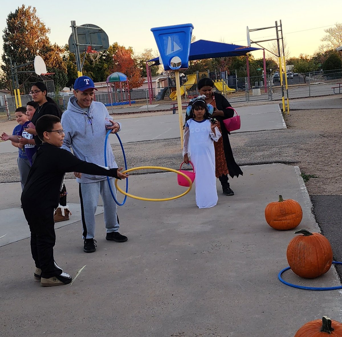 Another successful fall festival! Thank you to everyone who came out to celebrate with us.
¡Otro exitoso Festival de Otoño de Hawthorne! Gracias a todos los que vinieron a celebrar con nosotros.