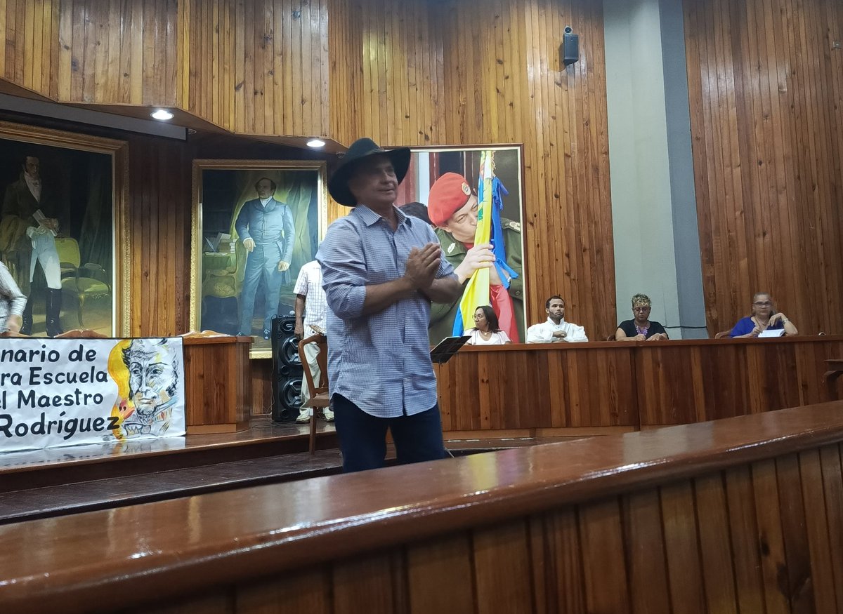 Excelente ponencia del Prof. Jesus Lapenta "Samuel Robinson El Viajero del Mundo" En la celebración de los 200 años de la creación de la primera Escuela Social de Simón Rodríguez
<a href="/NicolasMaduro/">Nicolás Maduro</a> <a href="/_LaAvanzadora/">Yelitze Santaella</a> @MPPEDUCACION <a href="/CDCEAragua/">CDCE ARAGUA</a> @PiedadQuintana1 <a href="/Soykarinacarpio/">Karina Carpio</a>