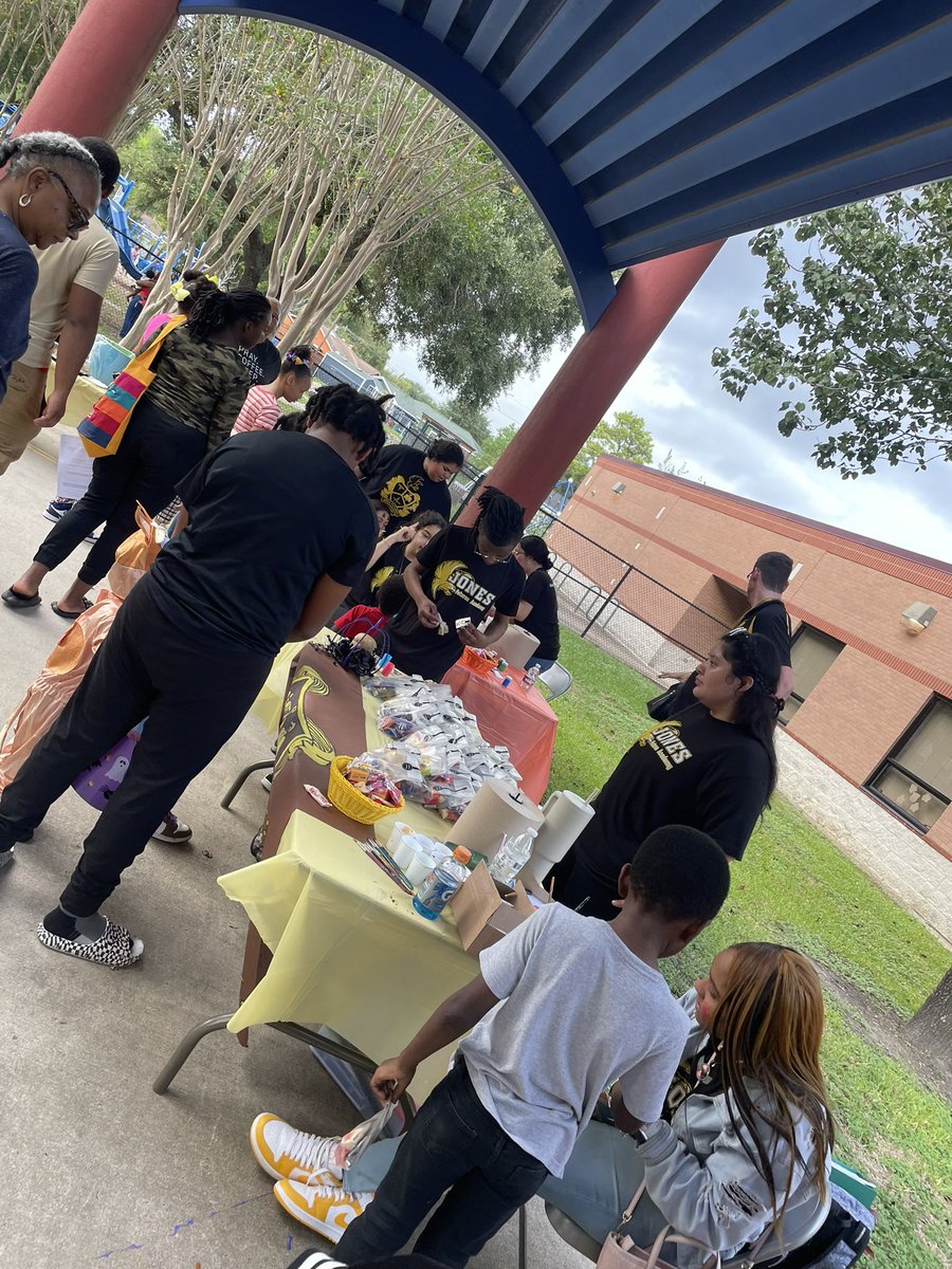 Thank you <a href="/JonesFutures_A/">JonesFuturesAcademy</a> NHS for volunteering at our Trunk or Treat! This is the start of a beautiful partnership!🥰 <a href="/AliciaRAdamsMEd/">Alicia R. Adams, M.Ed.</a> @HisdSouth <a href="/cultureED06/">Mr. Bass, MBA, M.Ed</a>
