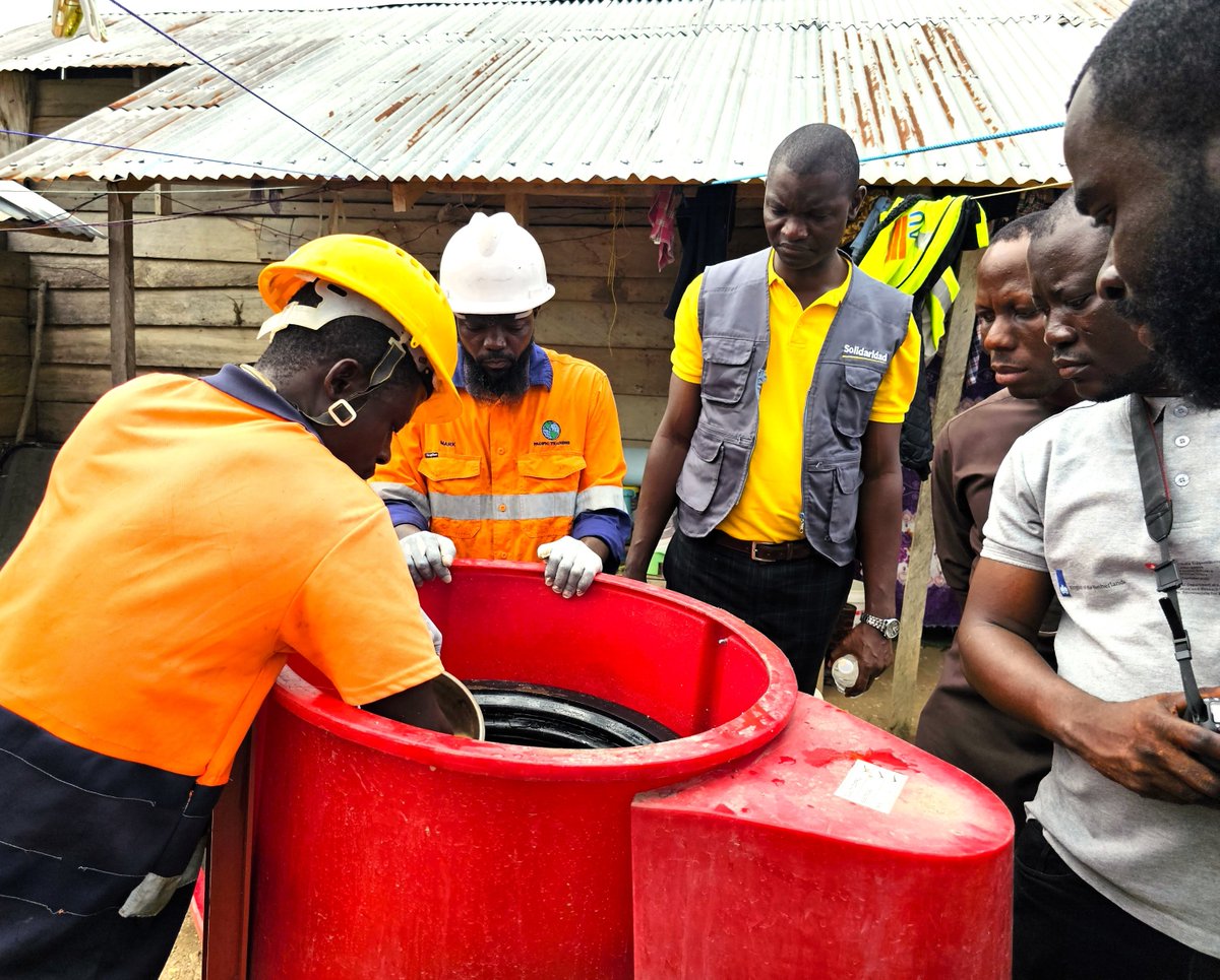 Solidaridad_wa's tweet photo. 2/2 The manager, Isaac Adusei, shared this during a field visit by the Ghana Country Representative, @BossOwus and the Finance Manager, John Kpetoh. The team also observed the extraction process using the Gold Kacha at the #mining site. The project is funded by @StateDept. https://t.co/GrueFInvcP