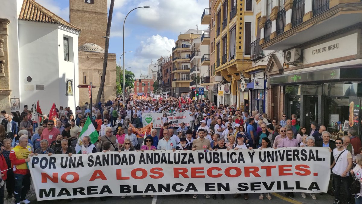 ccoosevilla's tweet photo. 🏥 #NosRobanLaSanidad28O | #Sevilla vuelve a ser un clamor en defensa del derecho universal a la #sanidadpública.

💪 Y las mujeres y hombres de @ccoo, como siempre, luchando por unos servicios públicos de calidad para toda la ciudadanía.

‼️¡La sanidad no se vende, se defiende! https://t.co/tIu2472REB